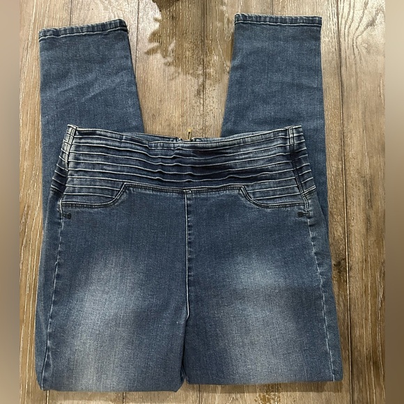 Jennifer Hudson Jeans - Picture 3 of 12